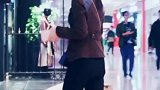 小姐姐看起来很眼熟，应该是一位网红吧，成都街拍