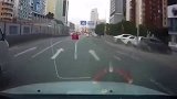 遇到这种无脑的司机，我们不要路怒，意外来的太快就像龙卷风