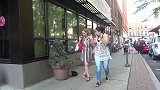 街头草人恶作剧，男子伪装成草人吓路人，街上充满了尖叫声