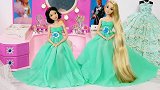 芭比娃娃展示自己的婚纱