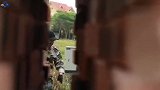 搞笑枪战系列小伙单排被堵截,蛇皮操作狙击敌方。