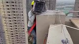 工人在34层楼顶外做外墙施工