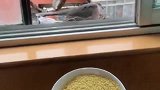 鸽子在我家阳台生宝宝了，我做起了月嫂，伙食待遇不会让你太差！