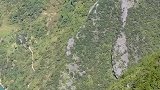 重庆一条凿千米悬崖上的壁挂公路,你敢开车过吗