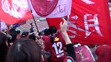 J联赛-14赛季-联赛-第33轮-鹿岛球员答谢远征球迷 看台热舞-新闻