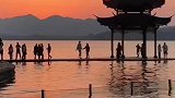 夕阳下西湖上，美好的一幕
