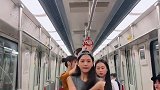 闺蜜团来袭，小姐姐们在地铁大秀舞姿，真是太会玩了！