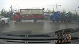 行车记录仪雨天行车必须要小心谨慎，差点就和他们一起去汽修厂