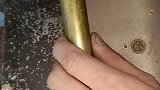 用完的子弹不要扔，子弹壳可有大用途，小伙简直太有才