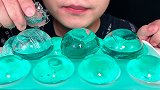 吃冰冻马尔代夫色半圆球空心冰，听脆脆的声音与喝水声！