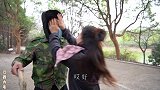 小伙打劫美女，没想美女不按套路出牌，结局有亮点，太有趣了