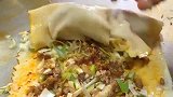 街头美食面包夹鸭蛋，手套也不戴，这手也不知道干不干净！