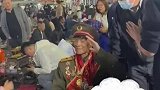 老兵体验烧烤被围观，这才是追星的对象