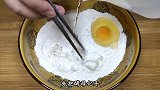 2碗面粉，1个鸡蛋，盖子一扣，扔锅里个个鼓大泡，比油条还好吃