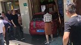 吓人！上海女司机停车一脚油门闯进金店 破门而入直撞柜台