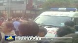 20余名农民工抬车救出车祸被压女孩