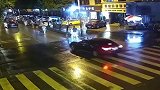 俩小伙在同一个地方能够摔两次，这也是缘分啊！