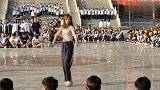 开学典礼学姐一跳成名，这舞跳的真撩人！