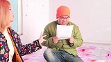 虎妞给去世村长写追悼词，背景音乐用一首《好日子》，太逗了