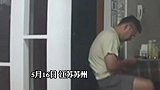 江苏苏州：女子锻炼狗狗趁机趴到主人背上，推开后躺在地上耍无赖