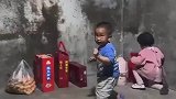 小男娃诡异行走，被妈妈用羽毛球拍暴打
