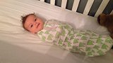 睡觉被宝成茧蛹，宝宝醒来被解开的瞬间，立马笑开了花，太舒坦了