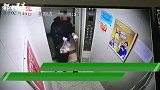可恶！拿着用过口罩，男子直接塞进电梯公用纸抽，脑袋被驴踢了？