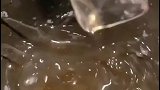 将鳗鱼放到蘸料中，鳗鱼反应激烈直接跳走