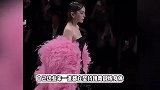王琳晚上与外国友人聚餐，54岁生图状态依旧出众，成功实现逆生长