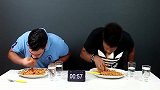 两个印度人比赛吃辣面条，赢的人两分多钟就全部吃光，速度真快