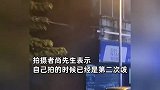 中元节临近有人街头烧纸钱，楼上大妈嫌烟味熏人，下一幕惊呆网友