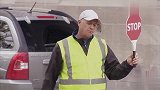 外国恶作剧礼让行人，看国外怎么做的感觉最后一辆车才正常