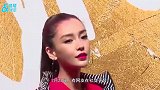 baby拍戏到天黑被偶遇，耐心配合网友拍照，甜笑比耶惹人心动