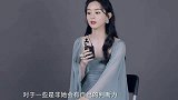 赵丽颖离婚后直播颜值崩塌，两颊凹陷腮帮突出，大红唇难掩憔悴