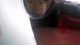 极限-15年-极限牛人滑翔伞起跳无动力掠海飞行-新闻