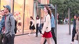 街拍：穿裙子的美女最漂亮，穿红裙子的美女最时尚