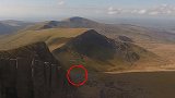 壮美！英国一男子从762米高山顶跳伞，无人机记录全程高能