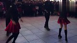 最新广场舞视频大全-20190419-两对夫妻街头赛舞，围观的人都在议论纷纷！