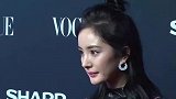杨幂生图真实状态曝光，穿紧身裙显身材，小鸟依人在许凯身旁