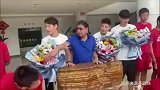 武磊颜骏凌王燊超回崇明基地看望徐根宝 几人手捧鲜花开心合影