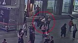 中年妇女在上海火车站抢2岁女童被制止 获刑1年半
