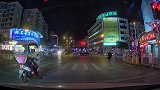 旅行途中晚上开车，遇到这样骑行的人，让人脑壳痛！