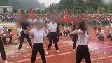 近日，广西阳朔。市民反映，一中学学生在运动会入场开幕式中表演“撩衣舞”。10日，教务处回应，学校正在调查