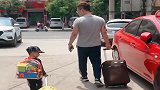 离家出走二人组，两个同姓的干不过一个外姓，家庭地位一目了然