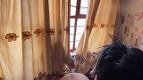 甘肃下雪天妈妈做了这顿饭，大龙端起大碗配葱吃，小女娃吃相可爱