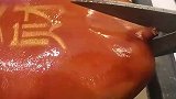 新鲜出炉的烤乳猪，看着实在太脆了