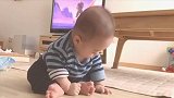 小宝宝对自己的小肉脚一脸好奇，这么可爱的画面看几遍都不够！