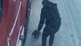 梁先生的大货车雪后上坡时打滑，好心人“拔草”相助，帮忙脱困