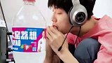 女孩拍到男友用嘴啃脚指甲