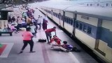 印度：两名妇女下火车时摔倒被火车拖行，值班警员迅速救援